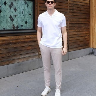 С чем носить бело-черную футболку-поло мужчине