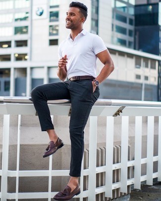 Какие лоферы носить с бело-черной футболкой-поло мужчине