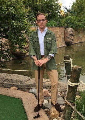 С чем носить бело-черный свитер с воротником поло мужчине