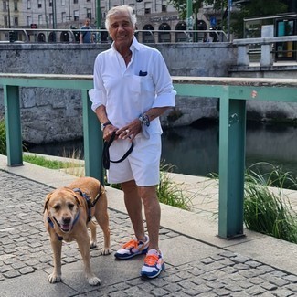 С чем носить бело-черный свитер с воротником поло мужчине