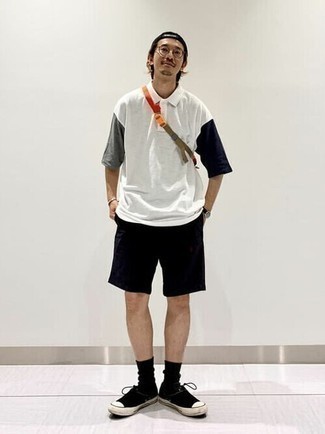 Какие шорты носить с бело-черной футболкой-поло мужчине
