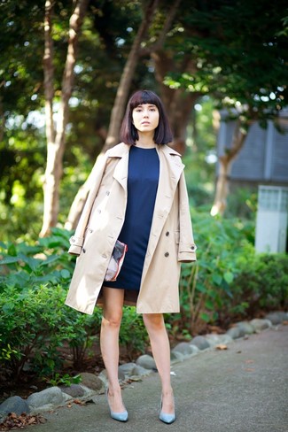 С чем носить бело-черную сумку с принтом женщине