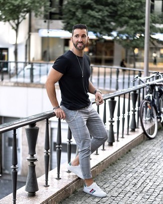 С чем носить бело-черные низкие кеды с принтом мужчине