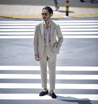 С чем носить бело-черный нагрудный платок с принтом