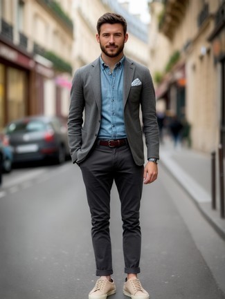 С чем носить бело-черный нагрудный платок с принтом