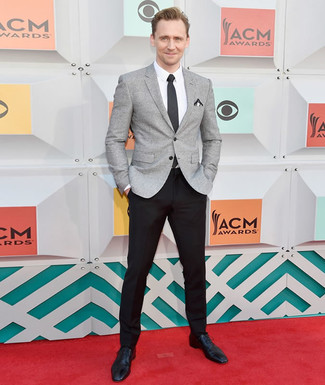 С чем носить бело-черный нагрудный платок с принтом