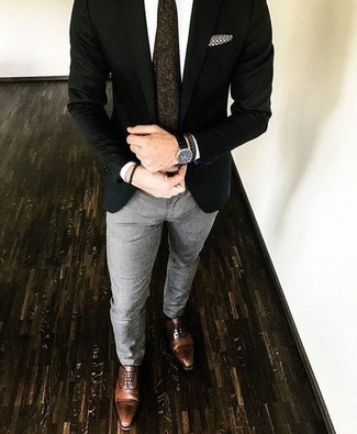 С чем носить бело-черный нагрудный платок с принтом