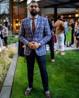 С чем носить бело-черный нагрудный платок с принтом