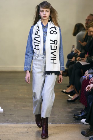 С чем носить бело-черный шарф с принтом женщине