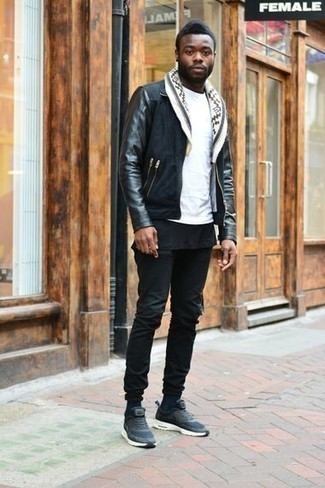 С чем носить бело-черный шарф с принтом мужчине