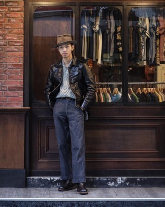 С чем носить бело-черную рубашку с принтом мужчине