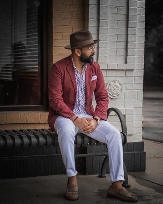 С чем носить бело-черную рубашку с принтом мужчине