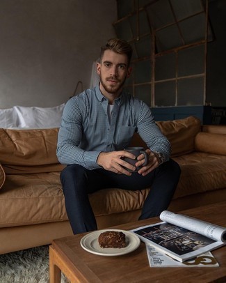 С чем носить бело-черную рубашку с принтом мужчине