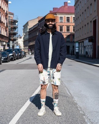 С чем носить бело-черные шорты с принтом мужчине