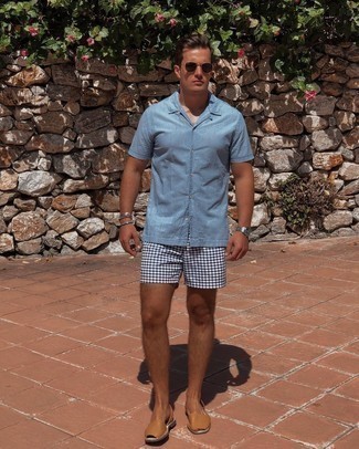 С чем носить бело-черные шорты с принтом мужчине