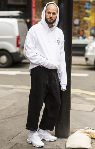 С чем носить бело-черные носки с принтом мужчине