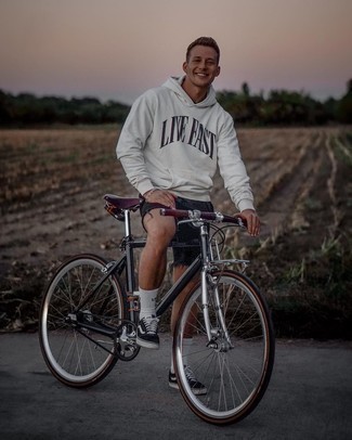 С чем носить бело-черные носки с принтом мужчине