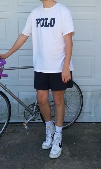 С чем носить бело-черные носки с принтом мужчине