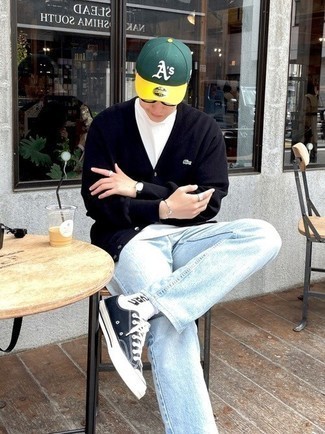 С чем носить бело-черные носки с принтом мужчине