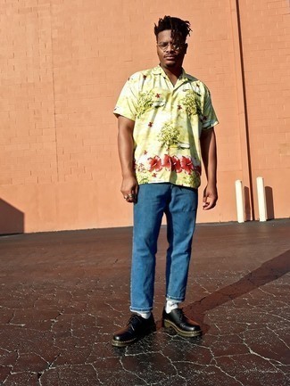 С чем носить бело-черные носки с принтом мужчине