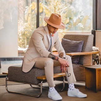 С чем носить бело-черные носки с принтом мужчине