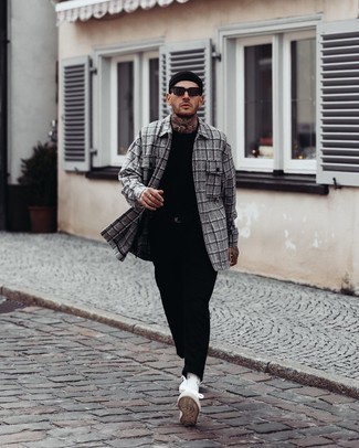 С чем носить бело-черные носки с принтом мужчине