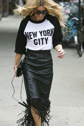 С чем носить бело-черный свитер с принтом женщине