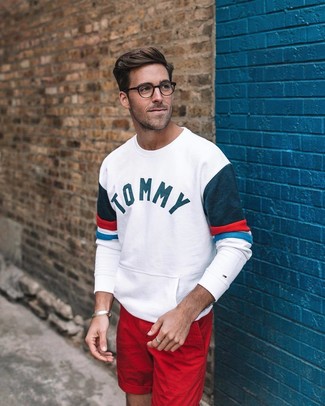 С чем носить бело-черный свитшот с принтом мужчине