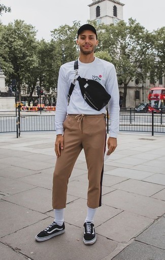 С чем носить бело-черный свитшот с принтом мужчине