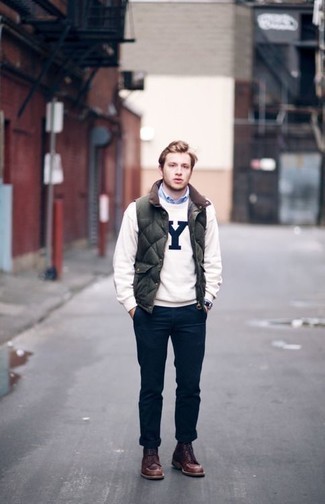 С чем носить бело-черный свитшот с принтом мужчине