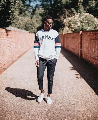 С чем носить бело-черный свитшот с принтом мужчине