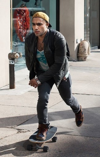 С чем носить бело-черную майку с принтом мужчине