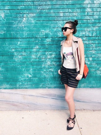 С чем носить бело-черную майку с принтом женщине