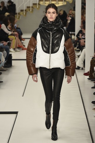 С чем носить бело-черную куртку-пуховик женщине