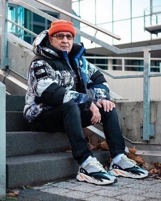 С чем носить бело-черную куртку-пуховик мужчине