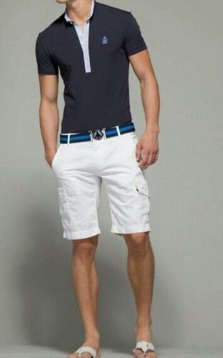 Какие шорты носить с бело-черными сандалиями мужчине