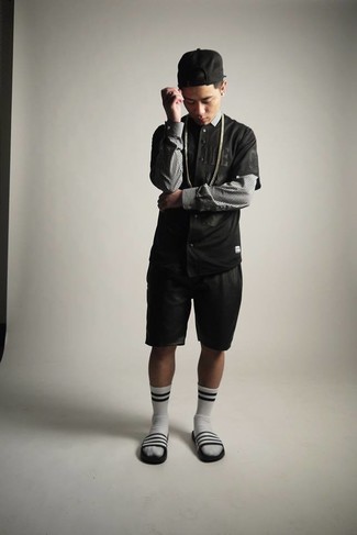 Какие шорты носить с бело-черными сандалиями мужчине