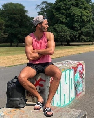 Какие майки носить с бело-черными сандалиями мужчине