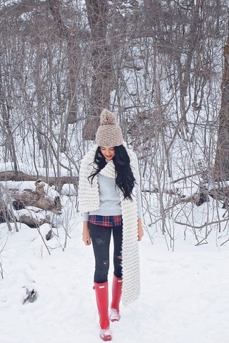 С чем носить бело-черный шарф женщине