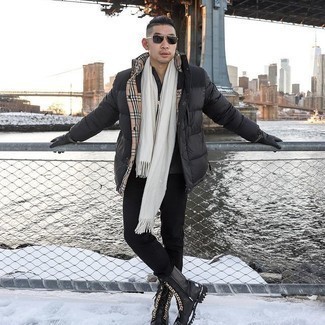 С чем носить бело-черный шарф мужчине