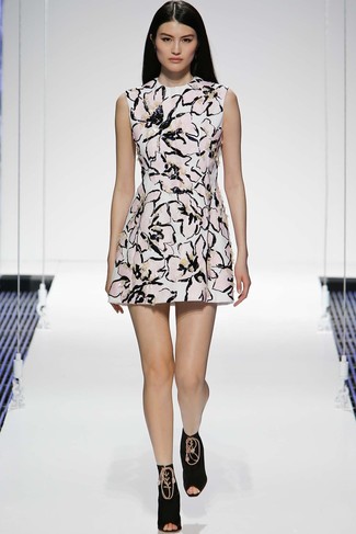 Какие ботильоны носить с бело-черным платьем прямого кроя