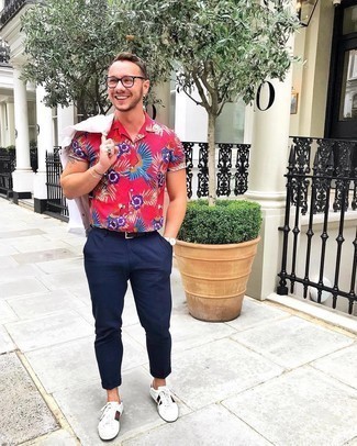 С чем носить бело-черную куртку-рубашку мужчине