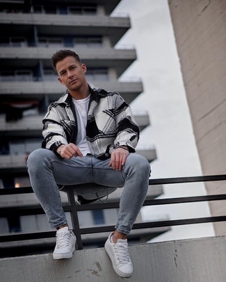 С чем носить бело-черную куртку-рубашку мужчине