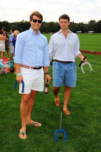 Какие сланцы носить с бело-черными шортами мужчине