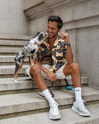 Какие майки носить с бело-черными шортами мужчине