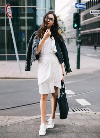 С чем носить бело-черный топ без рукавов