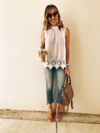 С чем носить бело-черный топ без рукавов