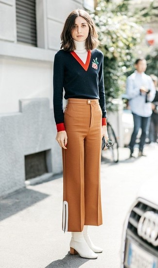 С чем носить бело-черную водолазку без рукавов