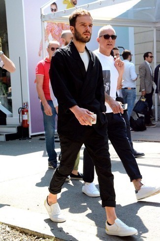 С чем носить бело-черные слипоны мужчине