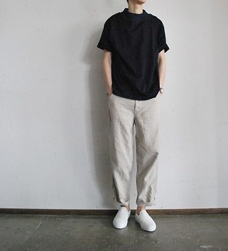 С чем носить бело-черные слипоны мужчине